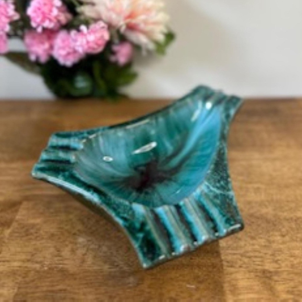 Vintage Blue Mountain Style Pottery Ashtray Triangular Green Black‎ Glaze
